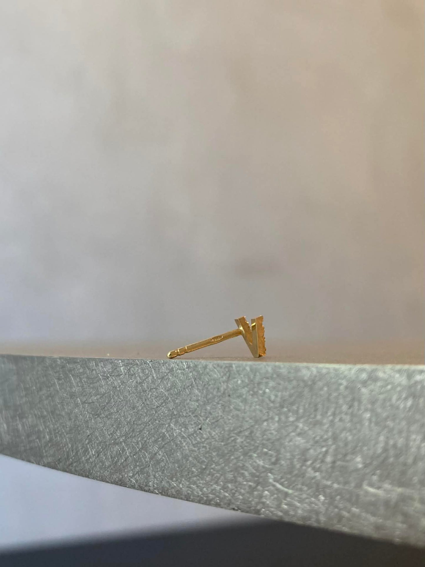18K INITIAL DIAMOND EARSTUD