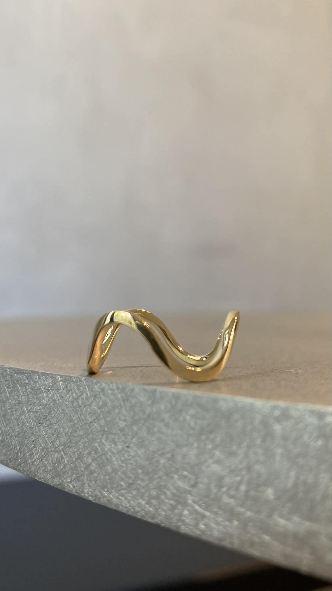 18K WAVED RING