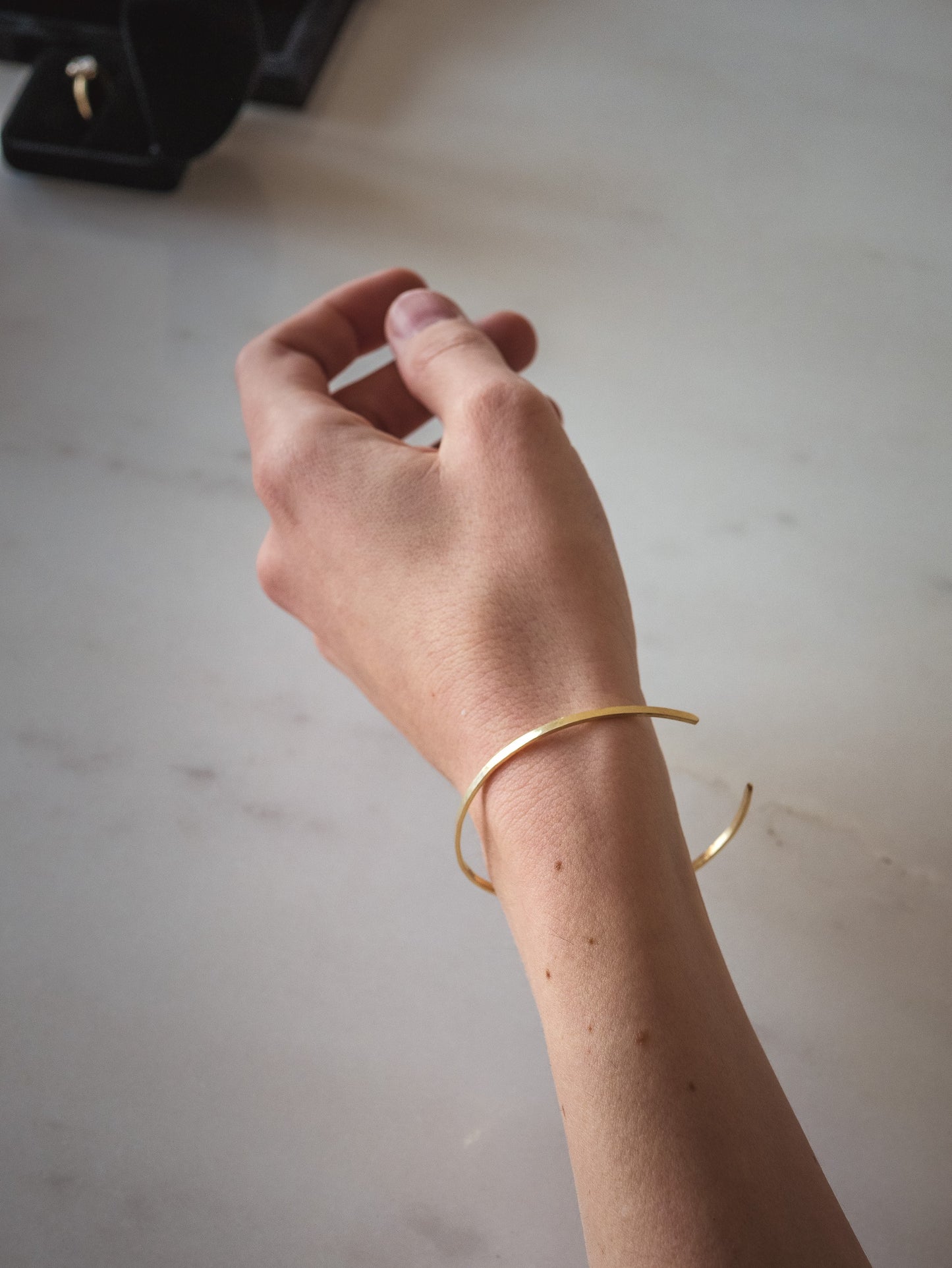 18K SLIGHTLY HAMMERED SIGNATURE BRACELET