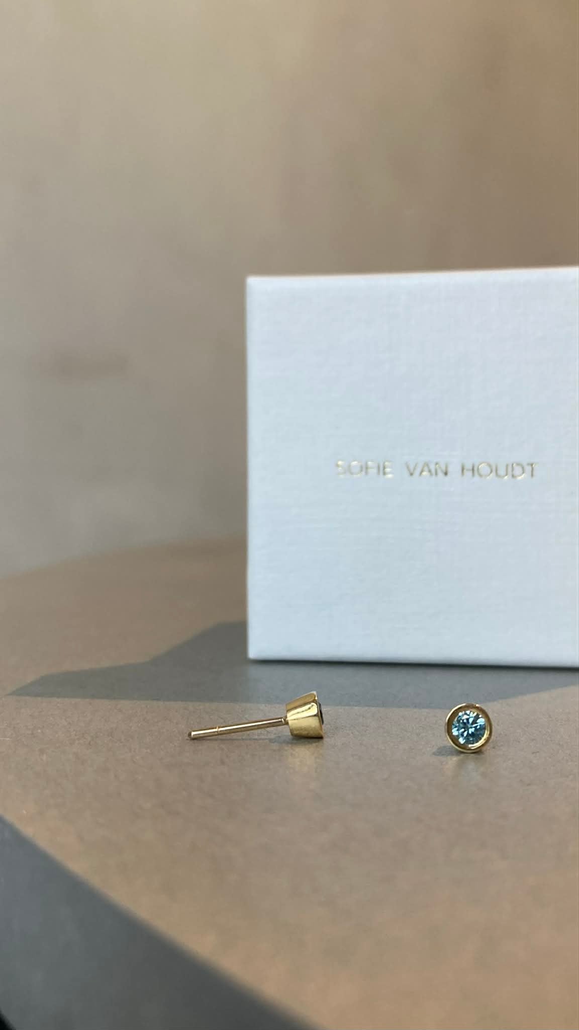 18K BLUE DIAMOND STUD(S)