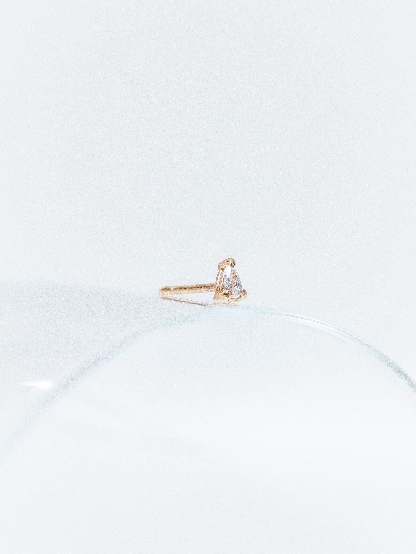 18K PEAR DIAMOND STUD