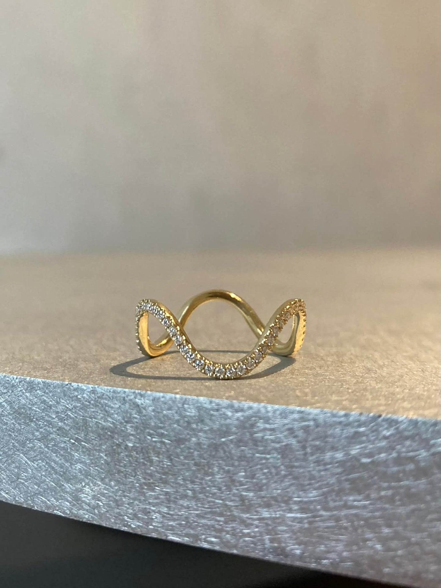 18K WAVED RING