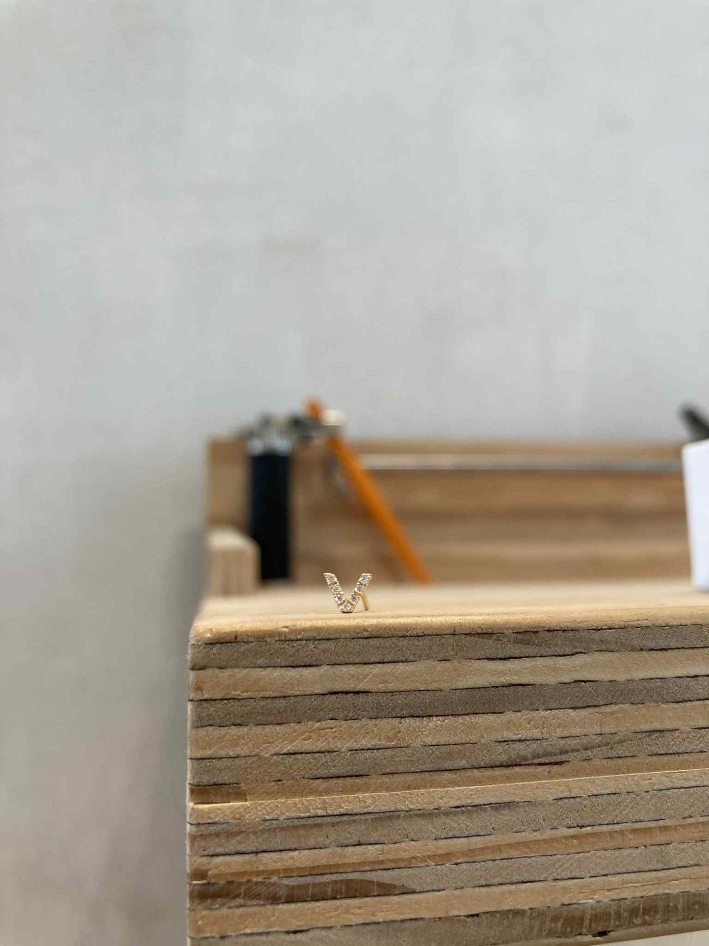 18K INITIAL DIAMOND EARSTUD