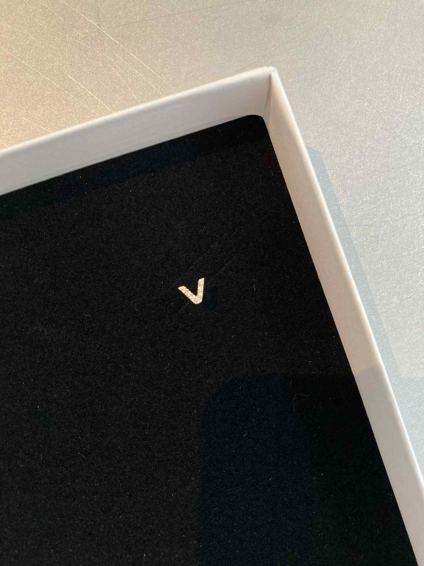 18K INITIAL DIAMOND EARSTUD