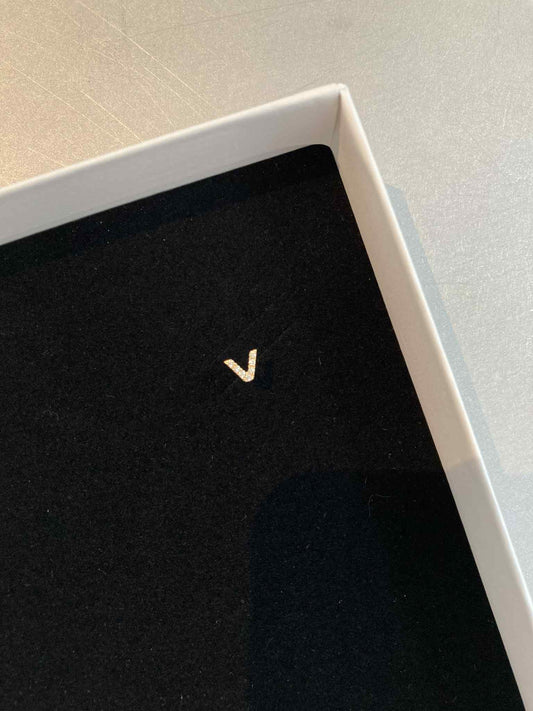 18K INITIAL DIAMOND EARSTUD
